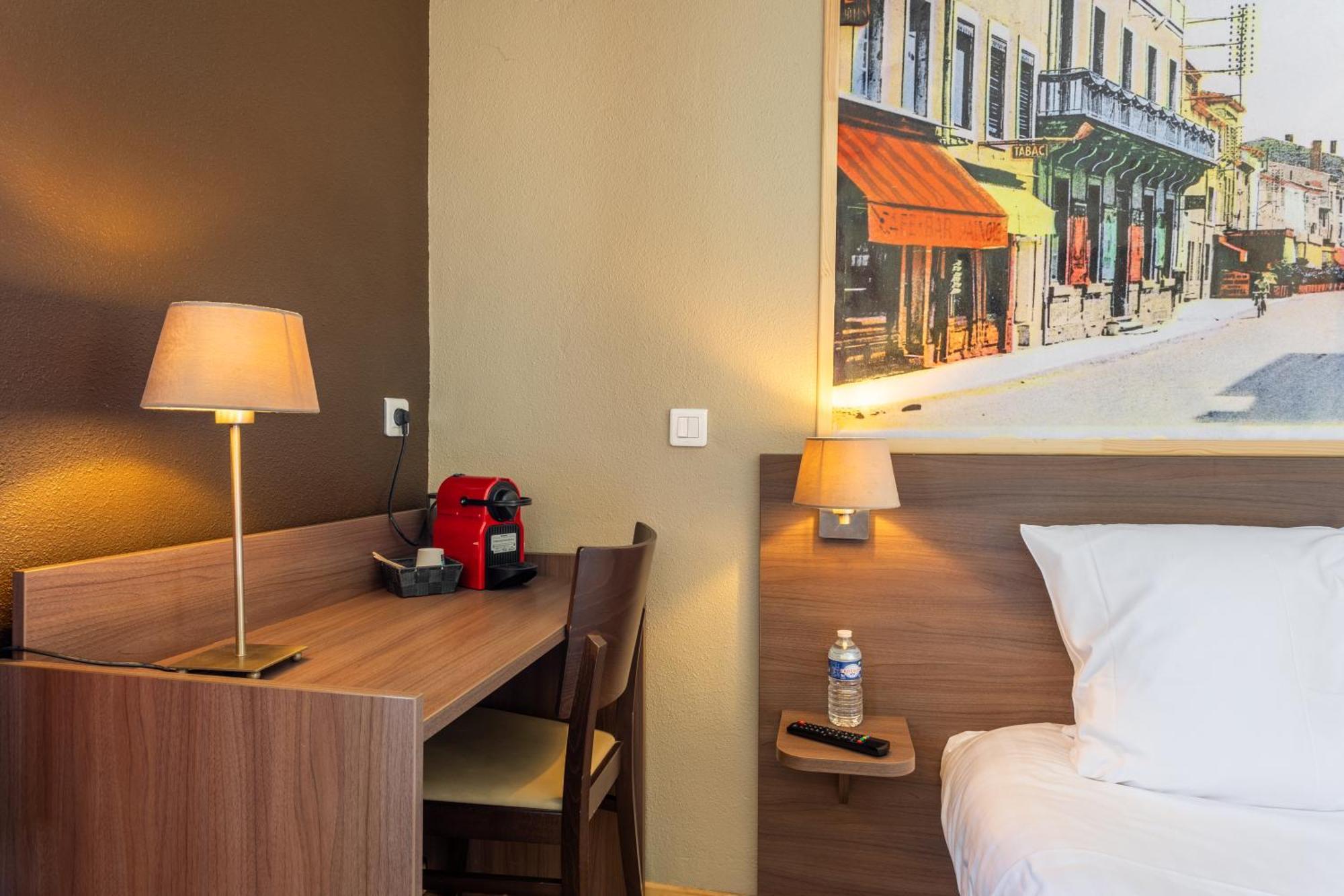 Logis Hotels Et Restaurant La Pause Rn7 La Coucourde Exterior photo