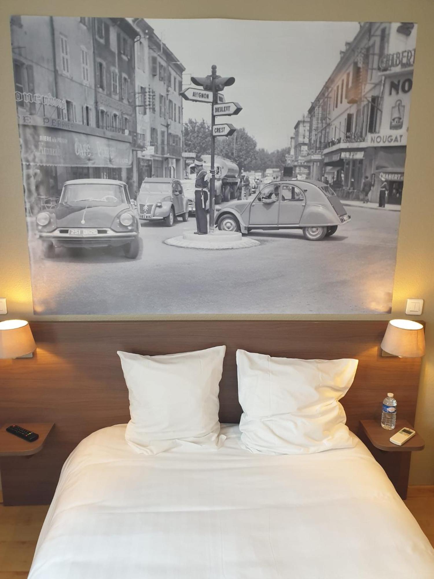 Logis Hotels Et Restaurant La Pause Rn7 La Coucourde Exterior photo