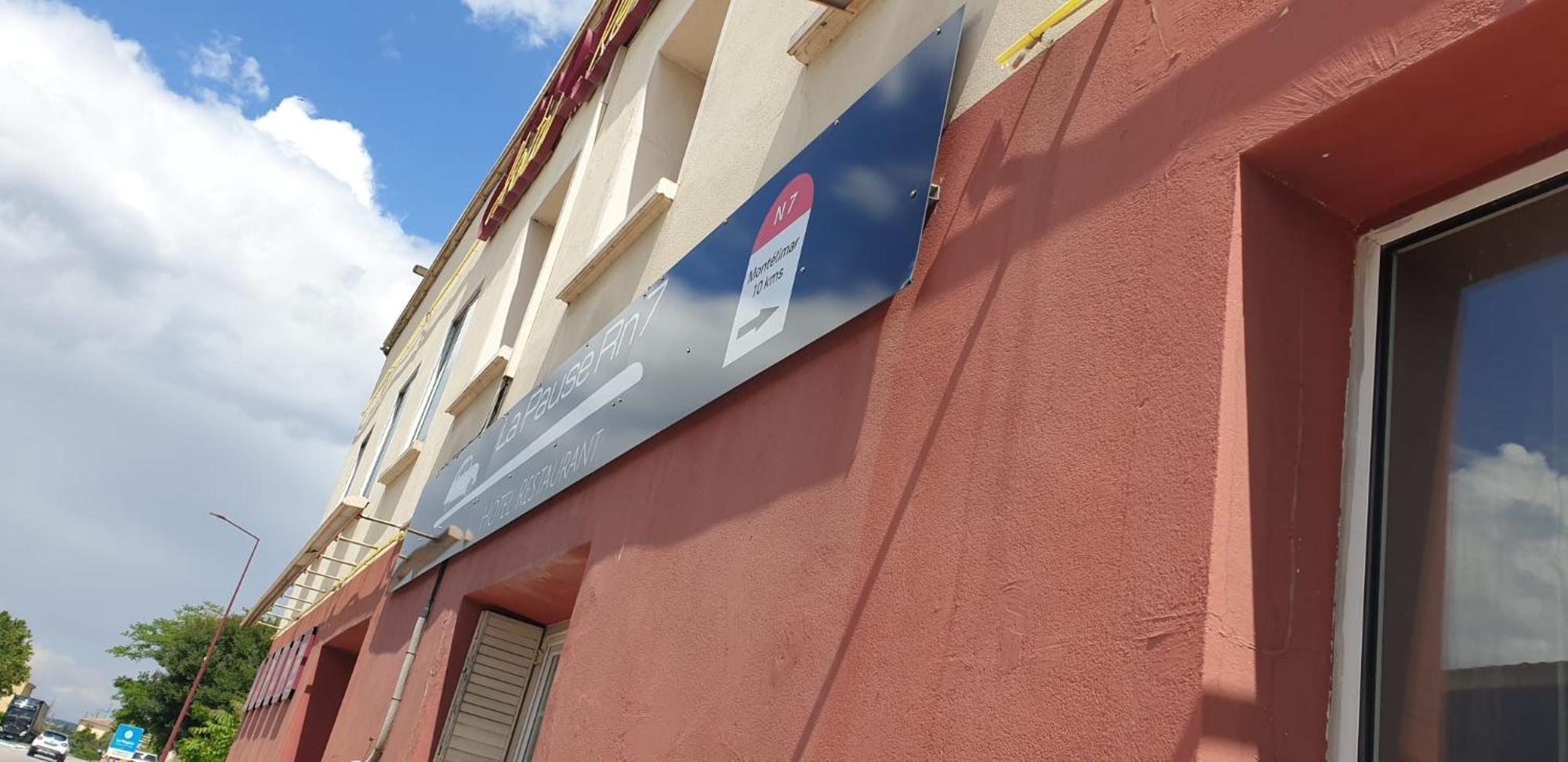 Logis Hotels Et Restaurant La Pause Rn7 La Coucourde Exterior photo